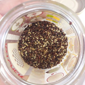 Barattoli dei semini: semi si lino, kummel e sesamo con il sale.