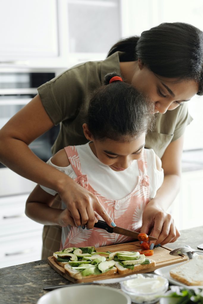 mamma e figlia cucina femminista